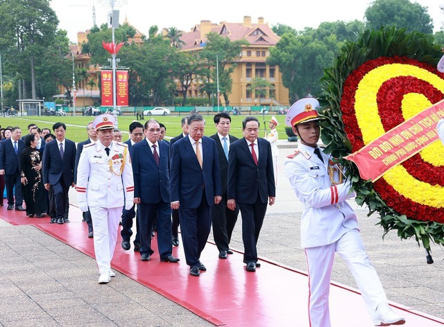 Lãnh đạo Đảng, Nhà nước vào Lăng viếng Chủ tịch Hồ Chí Minh - Ảnh 1.