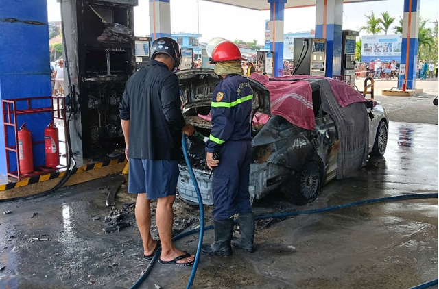 Vụ ch&aacute;y &ocirc; t&ocirc;, 2 thiếu ni&ecirc;n tử vong: C&ocirc;ng an th&ocirc;ng tin về cốp xe chứa đầy pin, ắc quy - Ảnh 1.