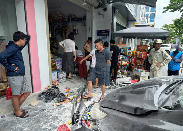 &Ocirc; t&ocirc; bốc ch&aacute;y ng&ugrave;n ngụt giữa đường, t&agrave;i xế mắc kẹt được giải cứu trong gang tấc - Ảnh 3.