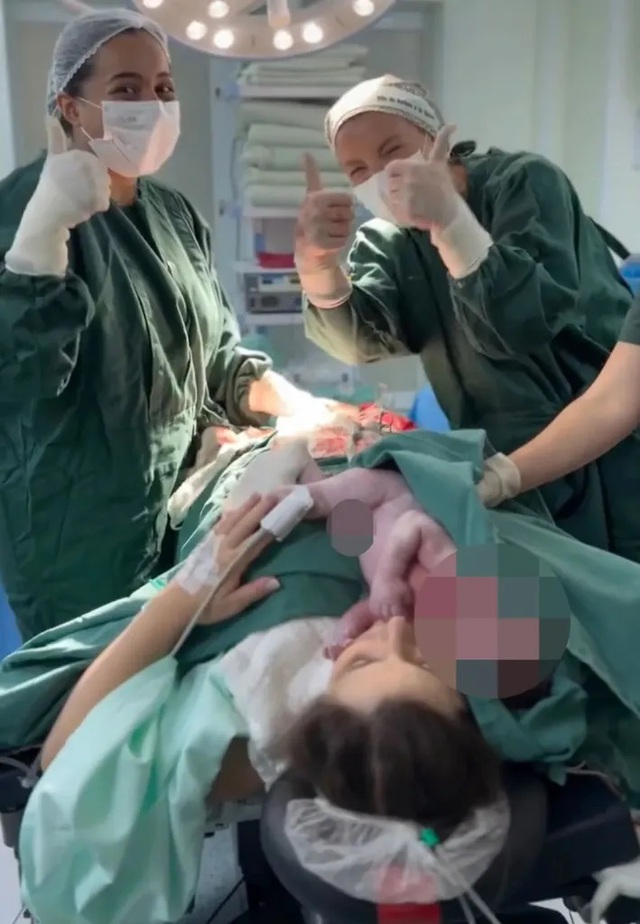 Người chồng ngất xỉu khi chứng kiến cảnh vợ sinh con- Ảnh 2.