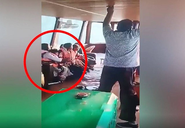 Mẹ &ocirc;m chặt con trai trước khi du thuyền bị lật &uacute;p trong hồ - Ảnh 1.