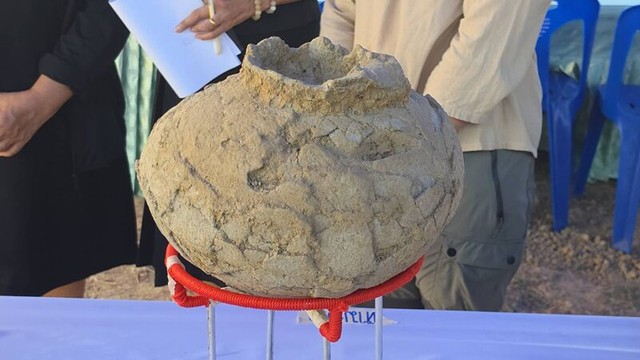 Ph&aacute;t hiện ng&ocirc;i mộ tr&ecirc;n c&aacute;nh đồng l&uacute;a, b&ecirc;n trong chứa v&agrave;ng - Ảnh 3.