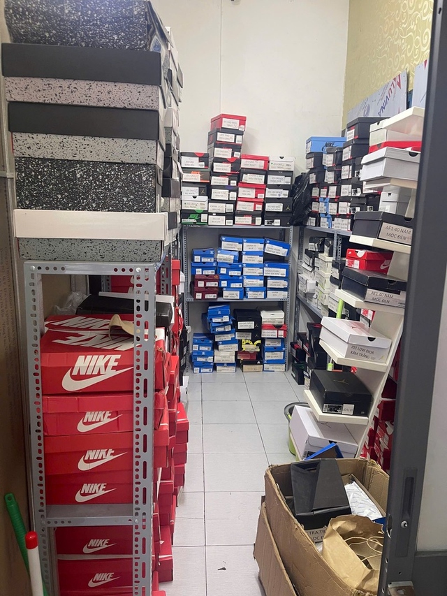 Khởi tố chủ cửa hàng bán hơn 1.400 đôi giày, dép giả thương hiệu nổi tiếng - Ảnh 2.