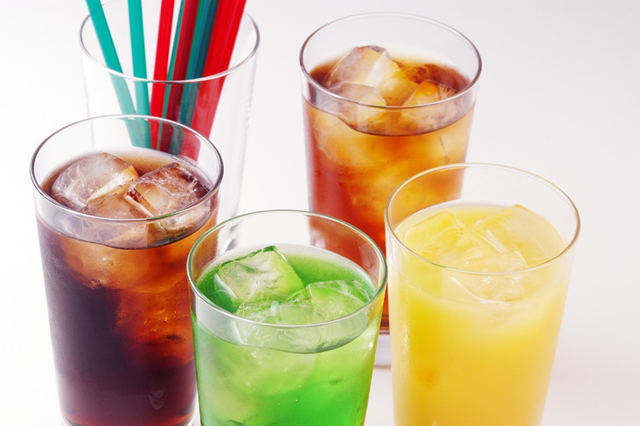 Đưa con đi viện v&igrave; đau bụng, bố mẹ "sốc" khi b&aacute;c sĩ lấy ra thứ "đ&aacute;ng sợ" trong bụng - Ảnh 2.