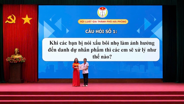 Hội Luật gia Tp.Hải Ph&ograve;ng tuy&ecirc;n truyền ph&ograve;ng chống bạo lực học đường cho hơn 400 học sinh- Ảnh 2.