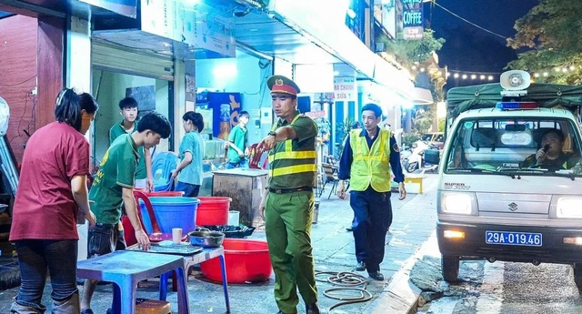 Hà Nội đề xuất nhiều mức phạt mới, nặng với hành vi lấn chiếm vỉa hè, lòng lề đường- Ảnh 1. Hà Nội đề xuất nhiều mức phạt mới, nặng với hành vi lấn chiếm vỉa hè, lòng lề đường- Ảnh 1.