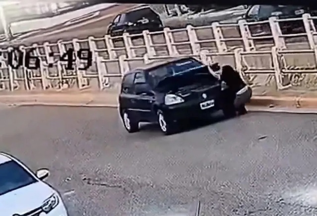 Đang kiểm tra b&igrave;nh ắc quy, người phụ nữ bị ch&iacute;nh xe của m&igrave;nh c&aacute;n tr&uacute;ng - Ảnh 1.