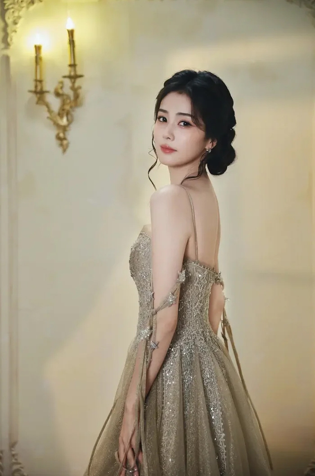 Mỹ nhân có "nụ cười vô duyên nhất showbiz": Hoá công chúa cổ tích, khoe nhan sắc đẹp đến nao lòng - Ảnh 3.
