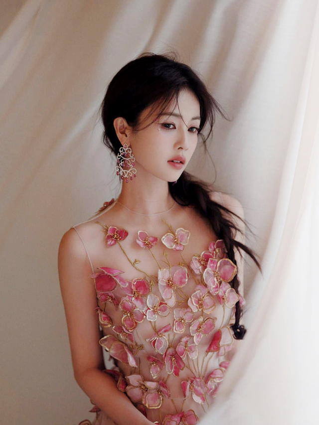 Mỹ nhân có "nụ cười vô duyên nhất showbiz": Hoá công chúa cổ tích, khoe nhan sắc đẹp đến nao lòng - Ảnh 1.