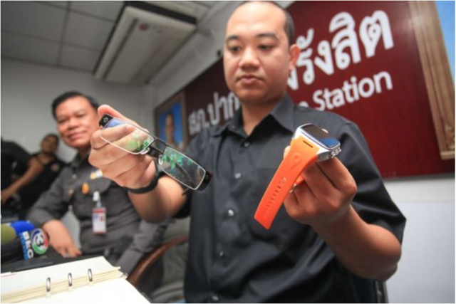 Những màn gian lận thi cử khó tin nhất thế giới: Tai nghe "hạt gạo", camera giấu trong cúc áo - Ảnh 1.