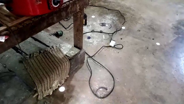 Đặt điện thoại đang sạc lên ngực, nam công nhân bị điện giật tử vong - Ảnh 1.