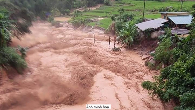 Miền Bắc mưa d&ocirc;ng "sầm sập", cảnh b&aacute;o khẩn lũ qu&eacute;t v&agrave; sạt lở đất - Ảnh 1.