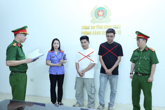 Khởi tố 2 chủ hộ kinh doanh bu&ocirc;n b&aacute;n h&agrave;ng ngh&igrave;n đ&ocirc;i gi&agrave;y, d&eacute;p giả mạo nh&atilde;n hiệu - Ảnh 1.