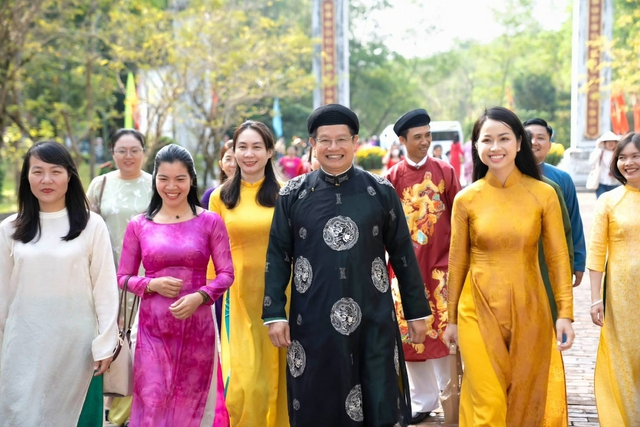 Không chỉ là trang phục, áo dài được Huế định vị như một di sản sống- Ảnh 1. Không chỉ là trang phục, áo dài được Huế định vị như một di sản sống- Ảnh 1.