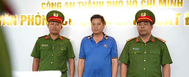 Phá đường dây vận chuyển hơn 2,4 tấn xyanua xuyên biên giới, khởi tố 35 đối tượng - Ảnh 1.