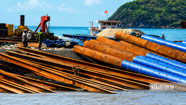 Cận cảnh cầu vượt biển dài nhất Việt Nam đang thành hình giữa sóng gió Cà Mau- Ảnh 12. Cận cảnh cầu vượt biển dài nhất Việt Nam đang thành hình giữa sóng gió Cà Mau- Ảnh 12.