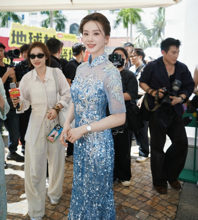 Mỹ nhân đẹp bậc nhất Trung Quốc khoe nhan sắc đỉnh cao ở phố đi bộ Hồ Gươm - Ảnh 1.