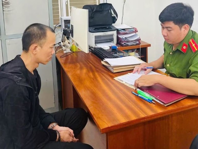 Bắt đối tượng nhờ đổi tiền rồi cướp giật tiền, vàng của cụ bà bán vé số 74 tuổi - Ảnh 1.