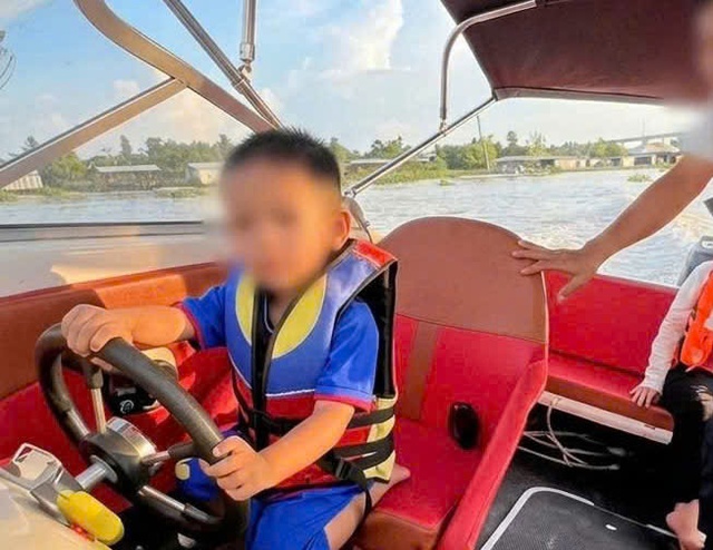 Phạt nặng người cha đăng clip bé trai lái ca nô lên Facebook- Ảnh 1. Phạt nặng người cha đăng clip bé trai lái ca nô lên Facebook- Ảnh 1.