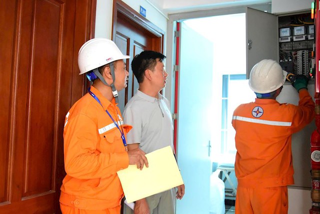 EVNHANOI tuyên truyền, hướng dẫn thực hiện đúng giá bán lẻ điện tại các điểm cho thuê nhà - Ảnh 3.