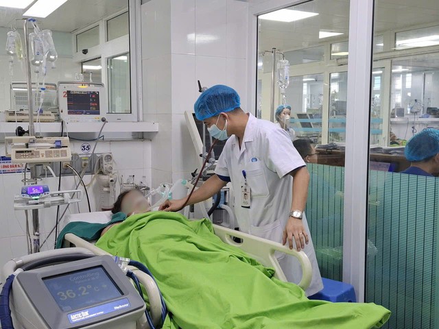 Gặt lúa giữa nắng nóng, 2 người đàn ông bị sốc nhiệt, suy đa tạng phải cấp cứu - Ảnh 1.