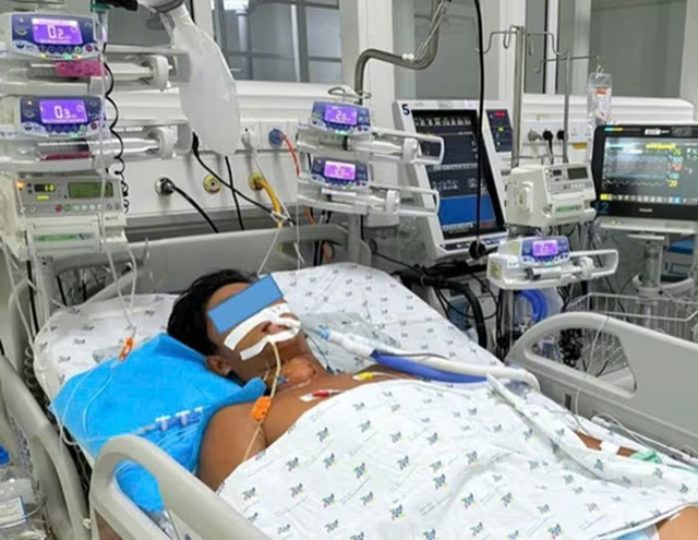 Chơi b&oacute;ng theo kiểu "lạ" b&eacute; trai 15 tuổi bị &ldquo;t&agrave;n ph&aacute;&rdquo; cơ thể - Ảnh 1.