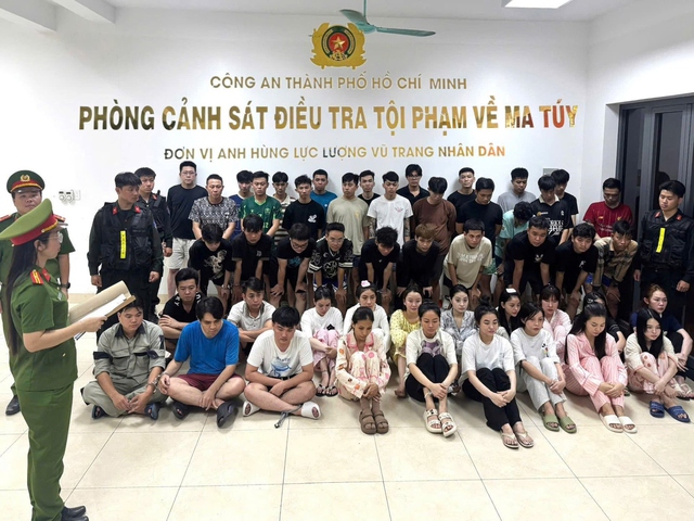 Triệt ph&aacute; tụ điểm ma t&uacute;y trong qu&aacute;n bar Revo, khởi tố 50 đối tượng- Ảnh 1.