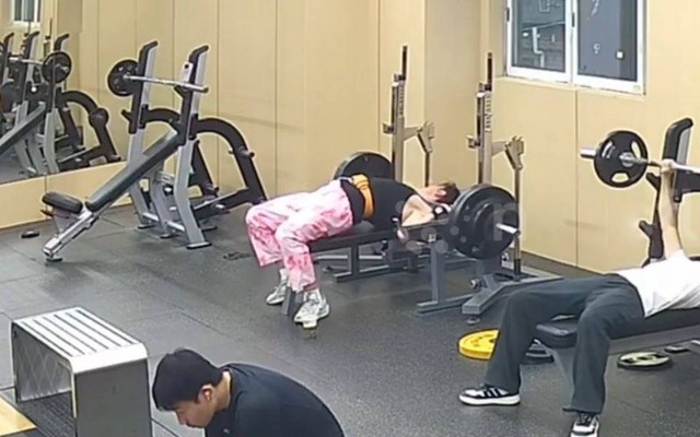 Người đàn ông tập gym may mắn thoát chết khi bị khối tạ 145kg đè trúng - Ảnh 1.