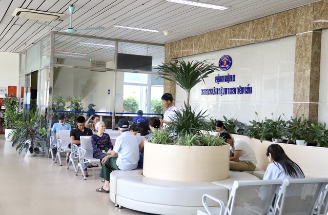 Bệnh viện tăng cường giải ph&aacute;p chống n&oacute;ng bảo vệ sức khỏe người bệnh - Ảnh 1.