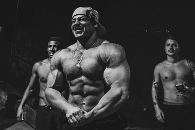 Từng than đau ngực, &ldquo;qu&aacute;i vật cơ bắp&rdquo; tử vong đ&aacute;ng ngờ - Ảnh 1.