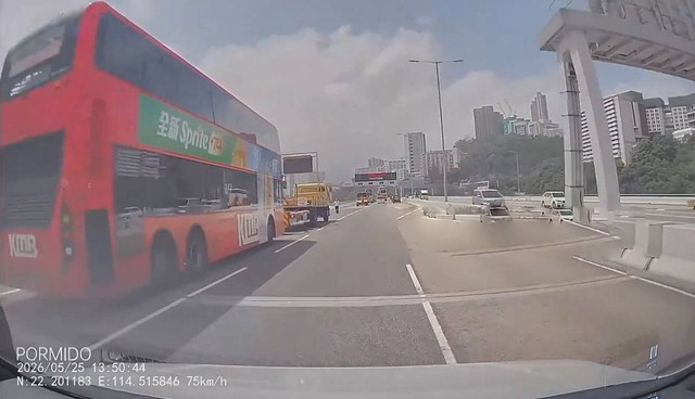 Xe buýt đâm vào xe bảo dưỡng đường cao tốc, 24 người bị thương - Ảnh 1.