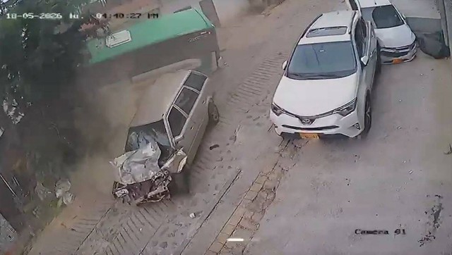 Xe buýt nghi hỏng phanh đâm trúng 4 ô tô khiến 17 người bị thương - Ảnh 1.
