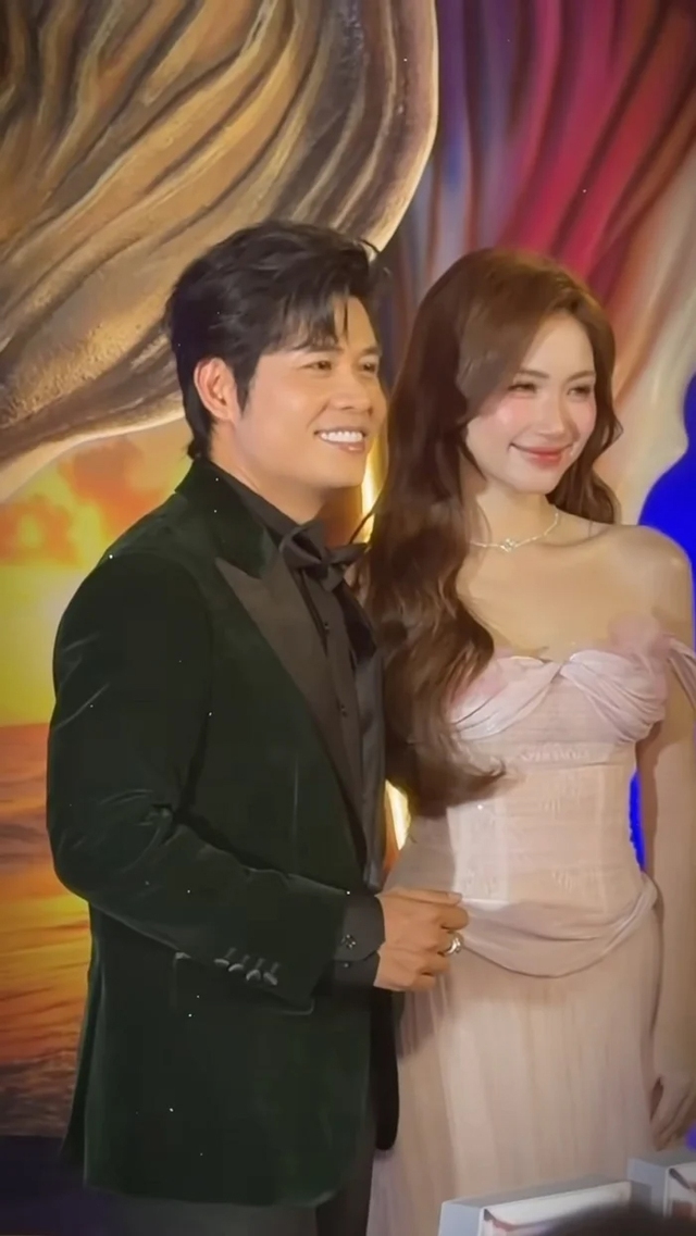 "Người đ&agrave;n &ocirc;ng đặc biệt" g&acirc;y ch&uacute; &yacute; khi đứng lặng quan s&aacute;t H&ograve;a Minzy - Ảnh 2.