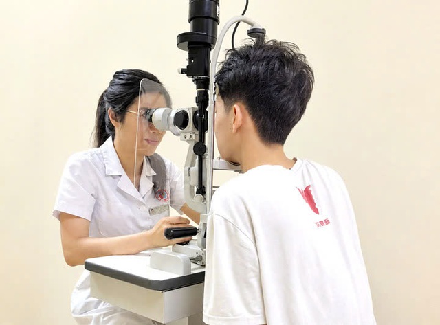 Bị quả bóng đập vào mắt, thiếu niên 15 tuổi nhập viện cấp cứu - Ảnh 1.