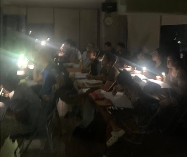 EVN Hà Nội lên tiếng vụ nhiều nơi mất điện giữa đêm khi Thủ đô nóng như “chảo lửa” gần 50 độ C - Ảnh 2.