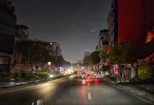 EVN Hà Nội lên tiếng vụ nhiều nơi mất điện giữa đêm khi Thủ đô nóng như “chảo lửa” gần 50 độ C - Ảnh 1.