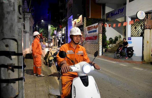 EVN Hà Nội lên tiếng vụ nhiều nơi mất điện giữa đêm khi Thủ đô nóng như “chảo lửa” gần 50 độ C - Ảnh 4.