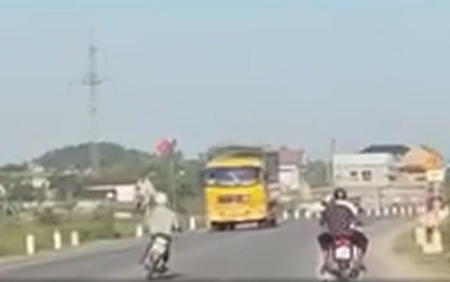 Công an vào cuộc xác minh clip nam thanh niên lạng lách, đánh võng trên đường quốc lộ
- Ảnh 1. Công an vào cuộc xác minh clip nam thanh niên lạng lách, đánh võng trên đường quốc lộ
- Ảnh 1.