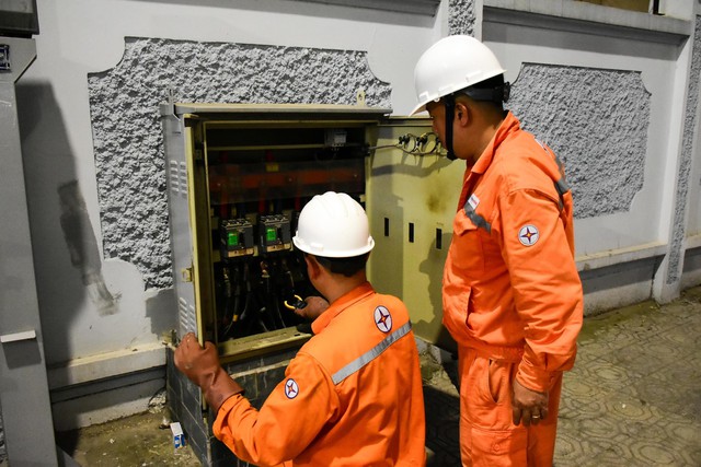 EVNHANOI ứng trực 24/24h, tăng cường giám sát vận hành, kiểm tra thiết bị và chủ động xử lý các nguy cơ quá tải điện - Ảnh 7.