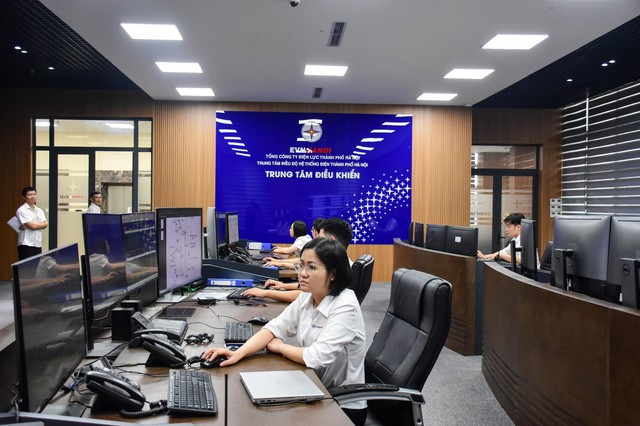 EVNHANOI ứng trực 24/24h, tăng cường giám sát vận hành, kiểm tra thiết bị và chủ động xử lý các nguy cơ quá tải điện - Ảnh 1.