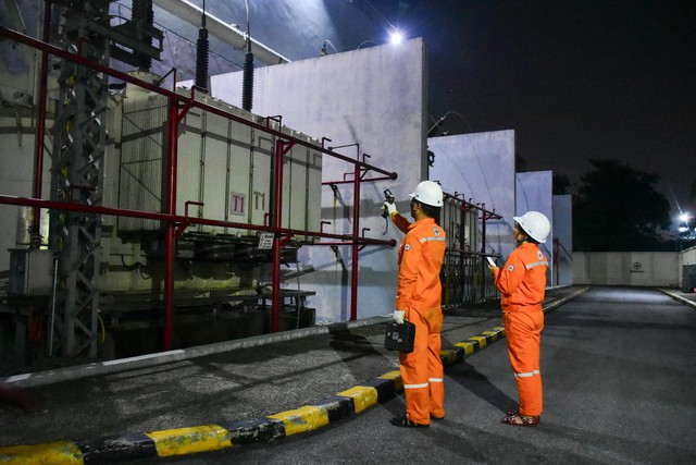 EVNHANOI ứng trực 24/24h, tăng cường giám sát vận hành, kiểm tra thiết bị và chủ động xử lý các nguy cơ quá tải điện - Ảnh 2.