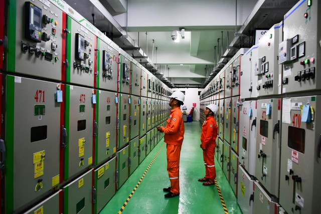 EVNHANOI ứng trực 24/24h, tăng cường giám sát vận hành, kiểm tra thiết bị và chủ động xử lý các nguy cơ quá tải điện - Ảnh 3.