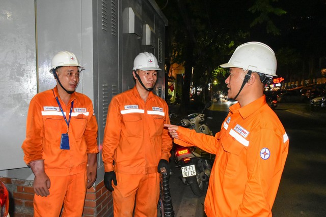 EVNHANOI ứng trực 24/24h, tăng cường giám sát vận hành, kiểm tra thiết bị và chủ động xử lý các nguy cơ quá tải điện - Ảnh 5.