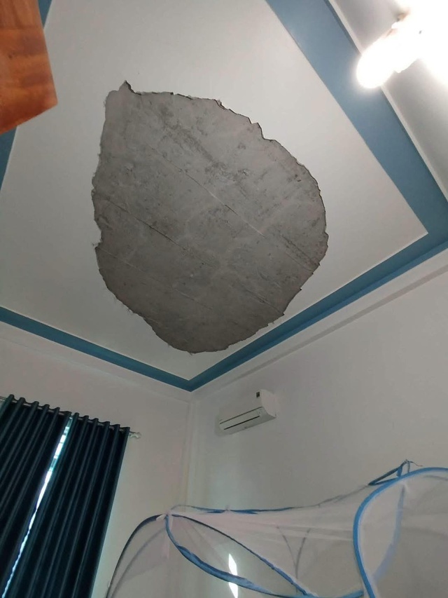 Bị mảng vữa trần nhà rơi trúng khi đang ngủ, bé 6 tháng tuổi tử vong thương tâm - Ảnh 1.