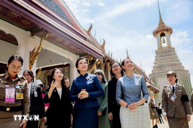 Phu nhân Ngô Phương Ly thăm chùa, bảo tàng trong Cung điện Hoàng gia Thái Lan- Ảnh 1. Phu nhân Ngô Phương Ly thăm chùa, bảo tàng trong Cung điện Hoàng gia Thái Lan- Ảnh 1.