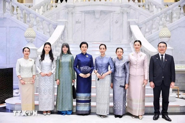 Phu nhân Ngô Phương Ly thăm chùa, bảo tàng trong Cung điện Hoàng gia Thái Lan- Ảnh 2. Phu nhân Ngô Phương Ly thăm chùa, bảo tàng trong Cung điện Hoàng gia Thái Lan- Ảnh 2.