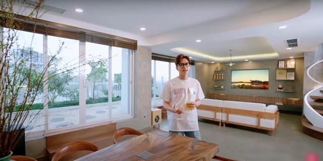 Nam ca sĩ kiêm MC đình đám, U40 độc thân trong penthouse 3 tầng giữa lòng Sài Gòn- Ảnh 2. Nam ca sĩ kiêm MC đình đám, U40 độc thân trong penthouse 3 tầng giữa lòng Sài Gòn- Ảnh 2.