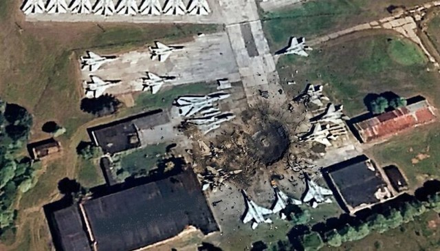 Nga kích hoạt "át chủ bài" Kh-47M Kinzhal, căn cứ không quân Ukraine rung chuyển - Ảnh 1.
