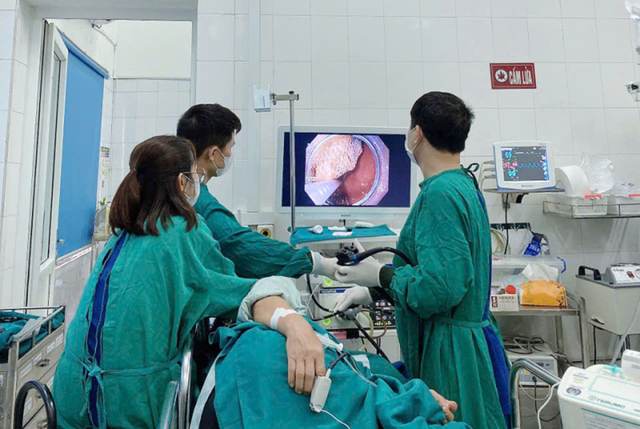Tưởng đau bụng thông thường, người đàn ông 67 tuổi mang trong mình thứ "đáng sợ" khiến bác sĩ kinh ngạc - Ảnh 1.