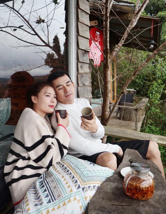 "Cặp vợ chồng kiểu mẫu của showbiz Việt": Hạnh ph&uacute;c b&aacute;o tin mừng sau 8 năm- Ảnh 5.